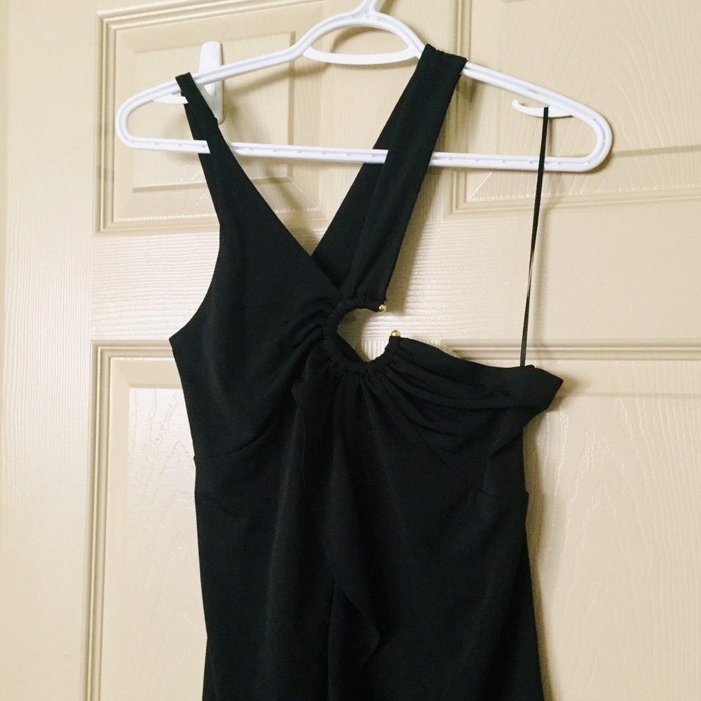 Express asymmetrical black ring top. Size M